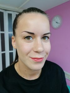 Púderes szemöldök tetoválás lágy tusvonallal fűszerezve