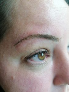 Nőies tusvonal szálas szemöldök tetoválással